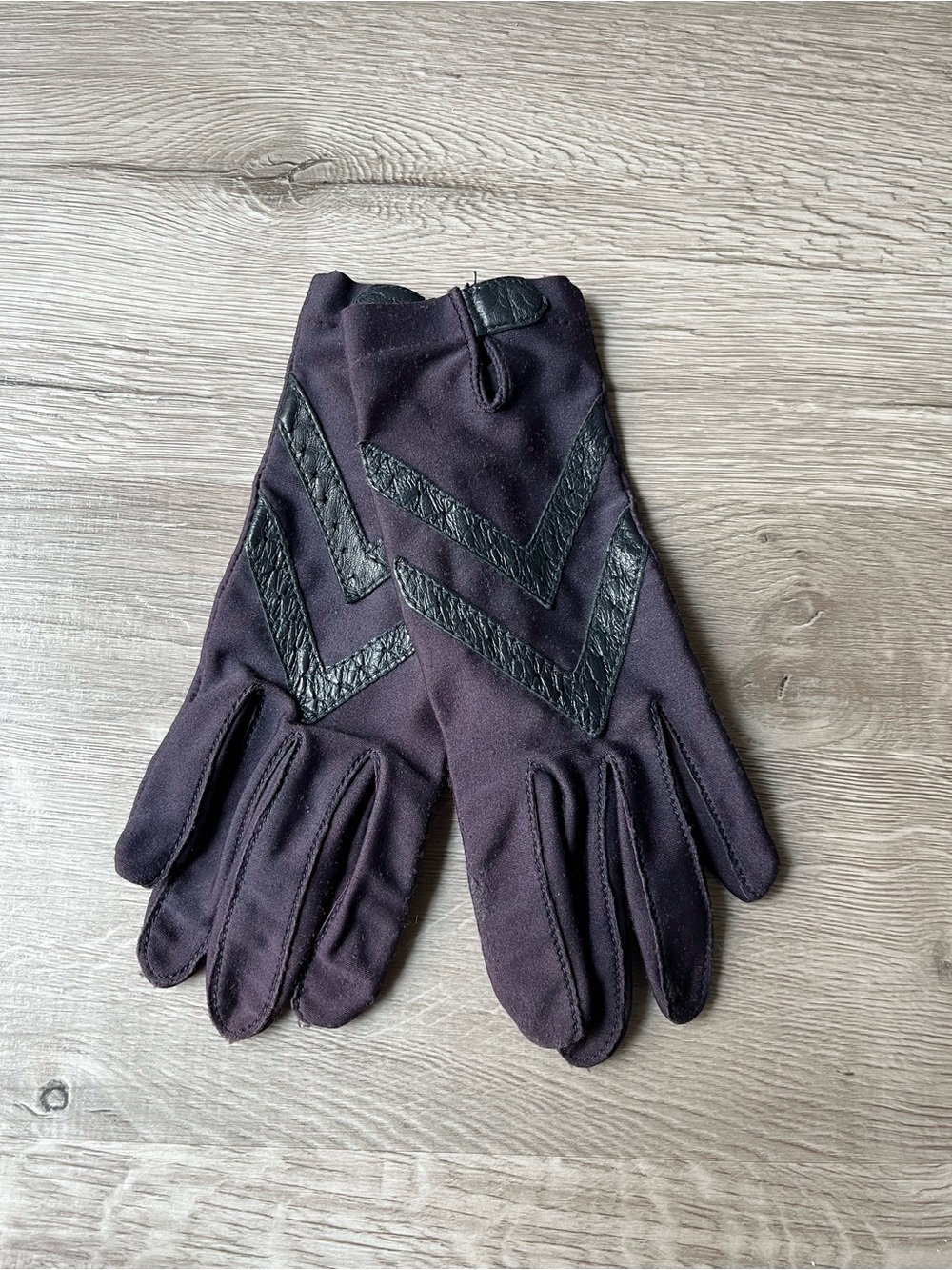 Vintage isotoner Purple Gloves with Black Chevron Accents